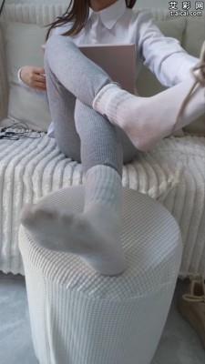 【爱秀套图】【啦啦啦】运动鞋白袜女巨人专访 ACYC-4431