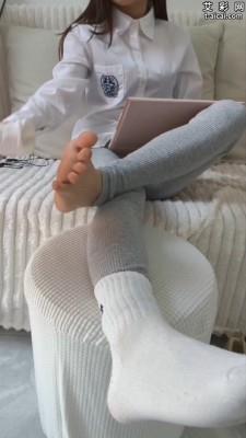 【爱秀套图】【啦啦啦】运动鞋白袜女巨人专访 ACYC-4431