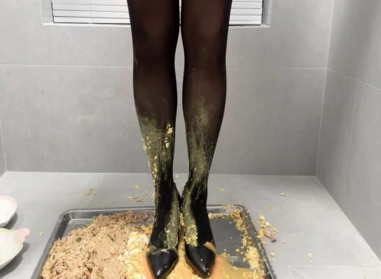 【爱秀套图】黑色职场高跟鞋踩炒面黑丝踩熟鸡蛋 YC-250329-8