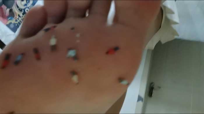 【爱秀套图】定制微胖主人酸臭巨足虫子全粘在主人酸臭汗脚底被主人粘踩除臭 JS250401~1