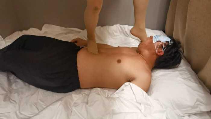 【爱秀套图】女大小幸初次肉丝深喉和踩胃踩肚子 YC-250329-2