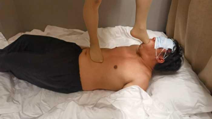 【爱秀套图】女大小幸初次肉丝深喉和踩胃踩肚子 YC-250329-2