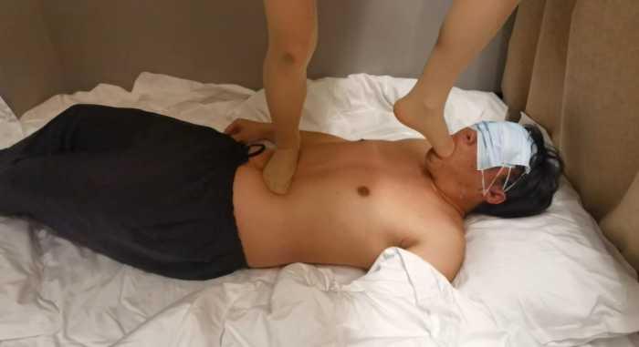 【爱秀套图】女大小幸初次肉丝深喉和踩胃踩肚子 YC-250329-2