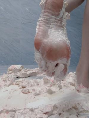 【爱秀套图】边辱骂边踩踏生日蛋糕 YC-250331-5