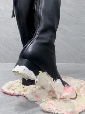 【爱秀套图】边辱骂边踩踏生日蛋糕 YC-250331-5