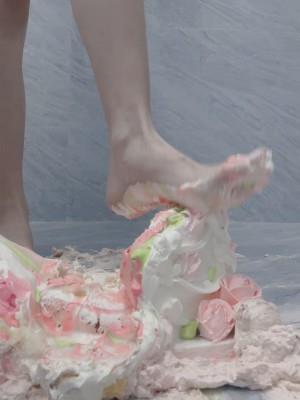 【爱秀套图】边辱骂边踩踏生日蛋糕 YC-250331-5