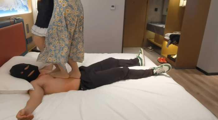 【爱秀套图】女大小姿和小婵的肉丝双踩 YC-250401