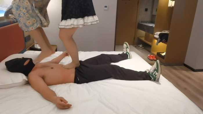 【爱秀套图】女大小姿和小婵的肉丝双踩 YC-250401