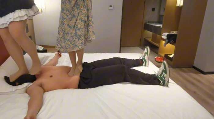 【爱秀套图】女大小姿和小婵的肉丝双踩 YC-250401