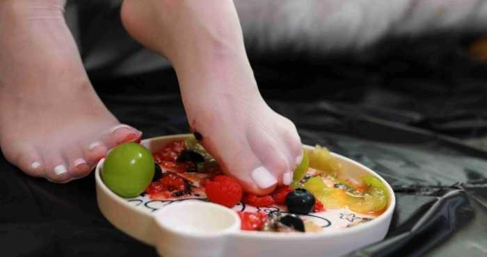 【爱秀套图】【苒溪S】沉浸式水果奶油蛋糕制作，舔食玉足 YC-250401-8