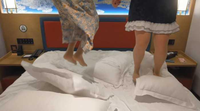 【爱秀套图】女大小姿和小婵的肉丝白袜踩枕头 YC-250401-2