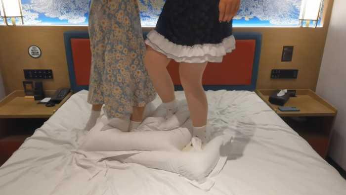 【爱秀套图】女大小姿和小婵的肉丝白袜踩枕头 YC-250401-2