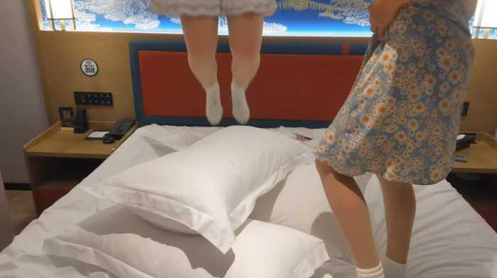 【爱秀套图】女大小姿和小婵的肉丝白袜踩枕头 YC-250401-2