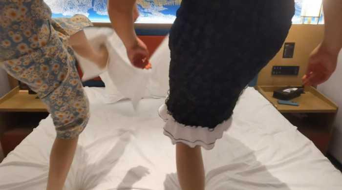 【爱秀套图】女大小姿和小婵的肉丝白袜踩枕头 YC-250401-2