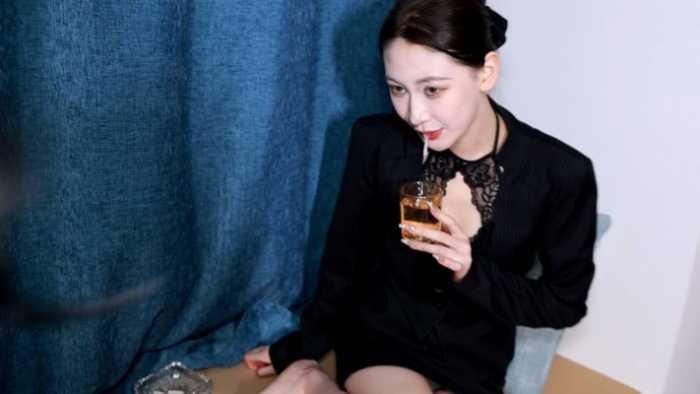 【爱秀套图】【超级女M】舔臭脚灌圣水 JS250407~2