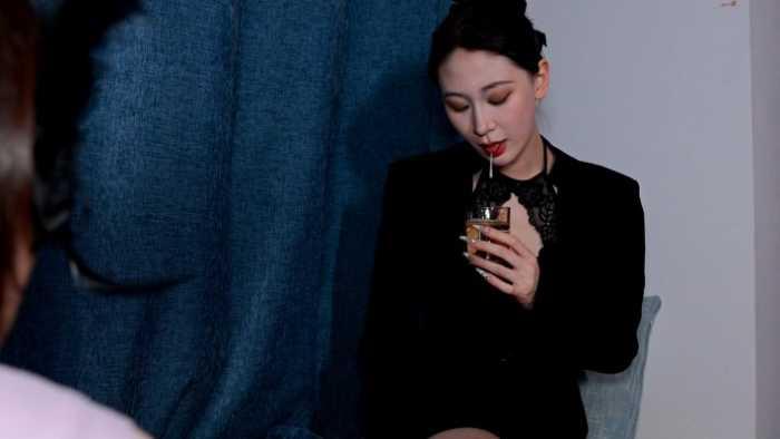 【爱秀套图】【超级女M】舔臭脚灌圣水 JS250407~2