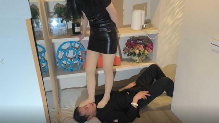 【爱秀套图】【女神学院·诗琪】超臭厚肉丝踩脸 YC-250406