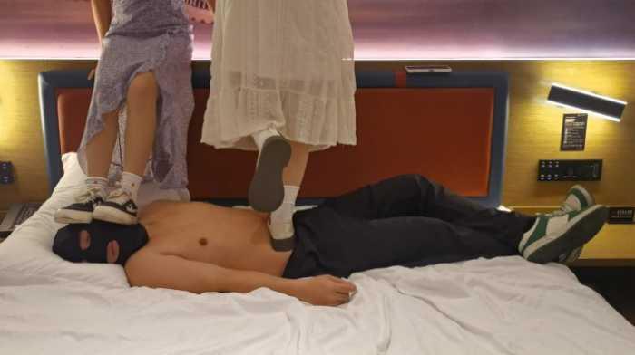 【爱秀套图】女大小姿和小婵的双踩第二弹，鞋子+白袜+肉丝 YC-250408-2