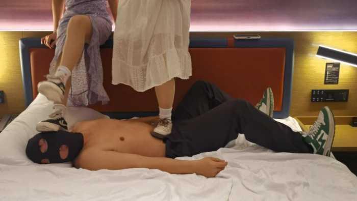 【爱秀套图】女大小姿和小婵的双踩第二弹，鞋子+白袜+肉丝 YC-250408-2