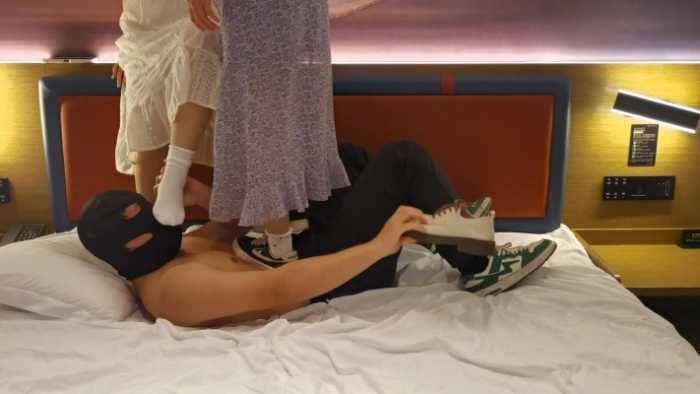 【爱秀套图】女大小姿和小婵的双踩第二弹，鞋子+白袜+肉丝 YC-250408-2