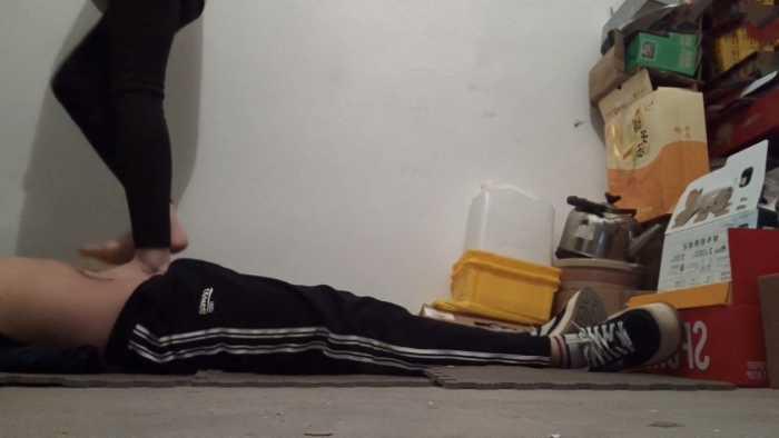 【爱秀套图】新开发素人椒椒地下室踩踏 ACYC-4381