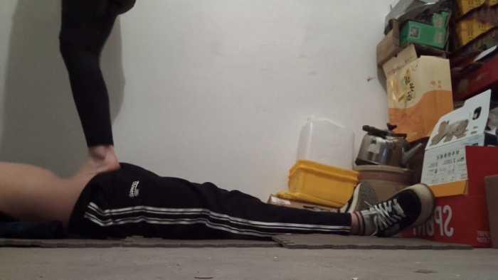 【爱秀套图】新开发素人椒椒地下室踩踏 ACYC-4381