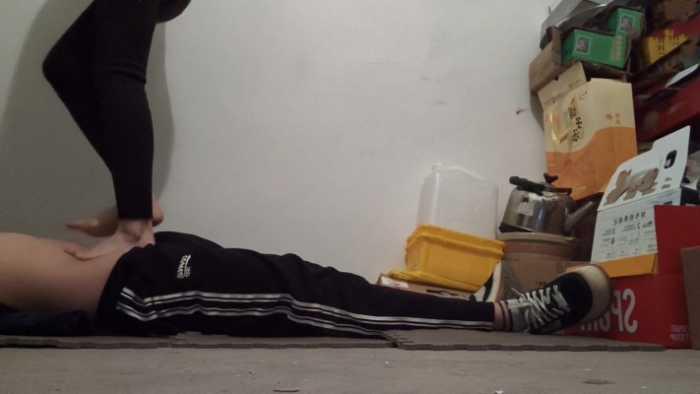 【爱秀套图】新开发素人椒椒地下室踩踏 ACYC-4381