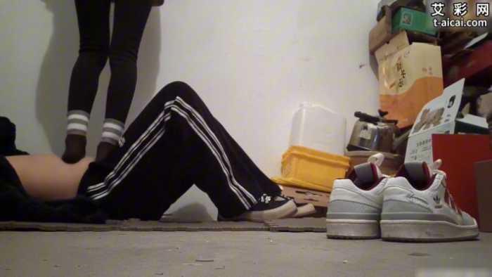 【爱秀套图】新开发素人椒椒地下室踩踏 ACYC-4381