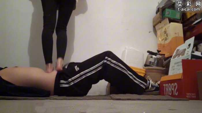 【爱秀套图】新开发素人椒椒地下室踩踏 ACYC-4381