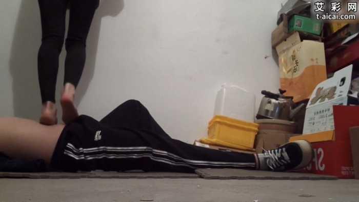 【爱秀套图】新开发素人椒椒地下室踩踏 ACYC-4381