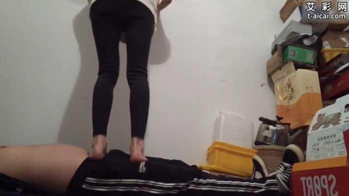 【爱秀套图】新开发素人椒椒地下室踩踏 ACYC-4381