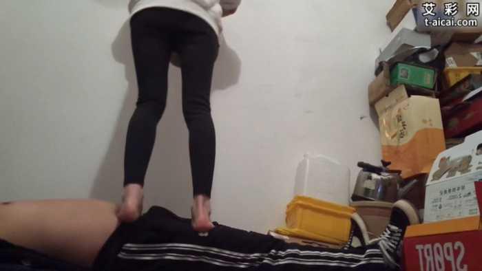 【爱秀套图】新开发素人椒椒地下室踩踏 ACYC-4381