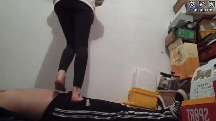 【爱秀套图】新开发素人椒椒地下室踩踏 ACYC-4381