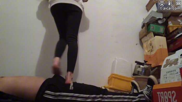 【爱秀套图】新开发素人椒椒地下室踩踏 ACYC-4381