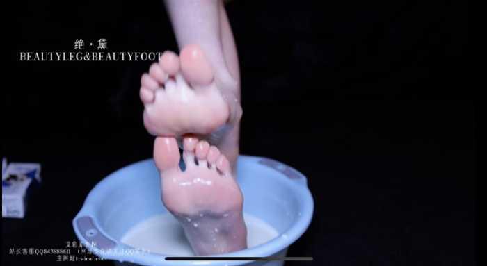 【爱秀套图】艾琳175被牛奶浸泡的美腿玉足 GD050 YC-250408-6