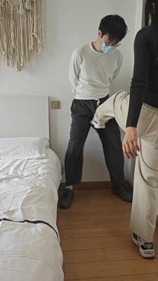 【爱秀套图】女大学生暴力踢裆虐裆 ACYC-4448