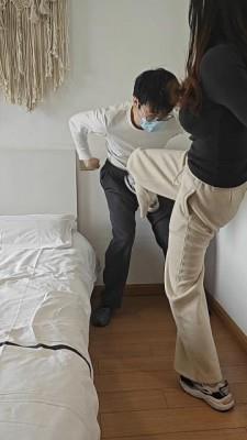 【爱秀套图】女大学生暴力踢裆虐裆 ACYC-4448