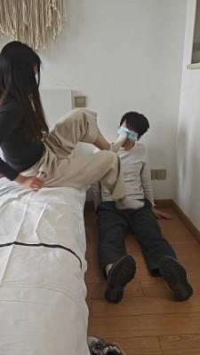 【爱秀套图】女大学生暴力踢裆虐裆 ACYC-4448