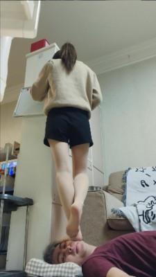 【爱秀套图】安安肉丝踩脸跳脸 YC-250410-2