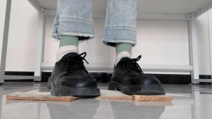 【爱秀套图】【莓子】边辱骂贱狗边制作小皮鞋底踩狗粮面包 YC-250412-3