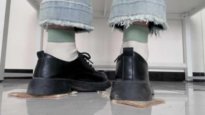 【爱秀套图】【莓子】边辱骂贱狗边制作小皮鞋底踩狗粮面包 YC-250412-3