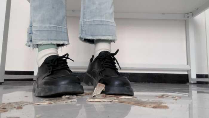 【爱秀套图】【莓子】边辱骂贱狗边制作小皮鞋底踩狗粮面包 YC-250412-3