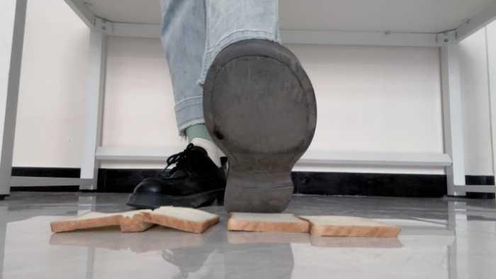 【爱秀套图】【莓子】边辱骂贱狗边制作小皮鞋底踩狗粮面包 YC-250412-3