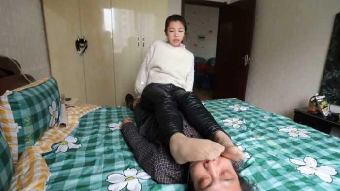 【爱秀套图】村花超臭短肉丝强迫踩脸素人闻臭丝 JS250417~1