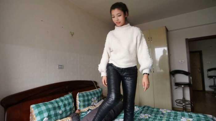 【爱秀套图】村花超臭短肉丝强迫踩脸素人闻臭丝 JS250417~1