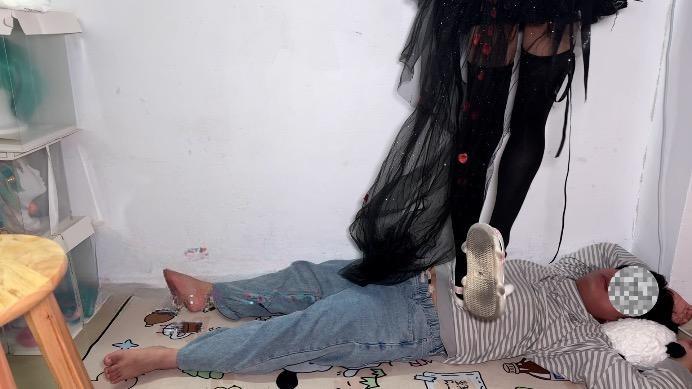 【爱秀套图】【喵咔】长夜COS细高跟白色拖鞋全体重踩脸踩脖 ACYC-4467