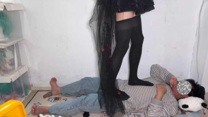 【爱秀套图】【喵咔】长夜COS细高跟白色拖鞋全体重踩脸踩脖 ACYC-4467