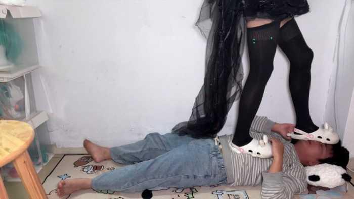 【爱秀套图】【喵咔】长夜COS细高跟白色拖鞋全体重踩脸踩脖 ACYC-4467