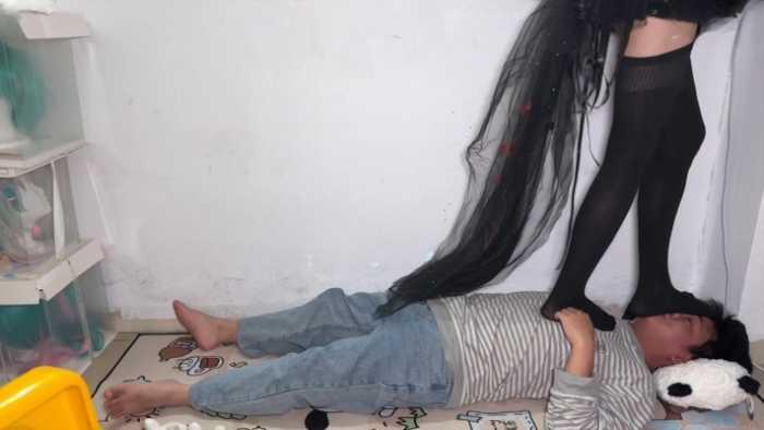 【爱秀套图】【喵咔】长夜COS细高跟白色拖鞋全体重踩脸踩脖 ACYC-4467