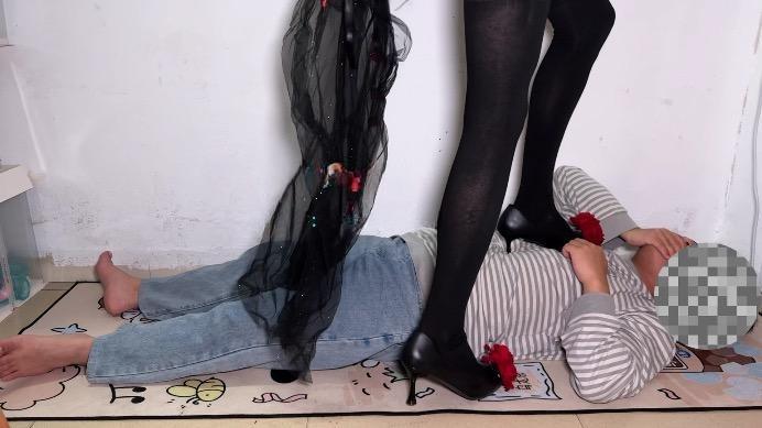 【爱秀套图】【喵咔】长夜COS细高跟白色拖鞋全体重踩脸踩脖 ACYC-4467